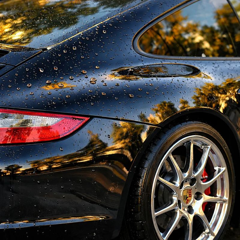 Mobile auto detailer cleaning the exterior of a vehicle in Tucson, Arizona